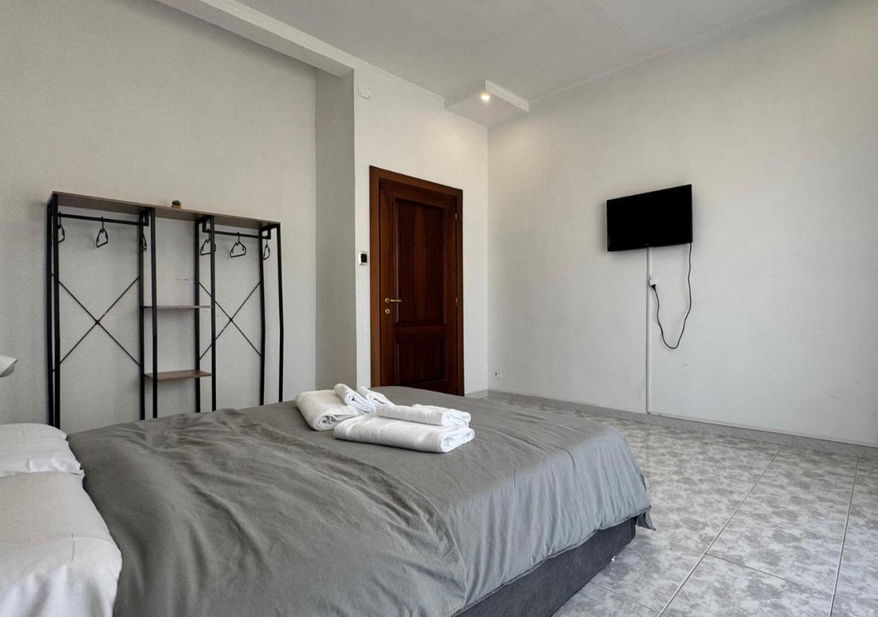 Corso Novara - 8 Posti Letto E Self Check-In Vicino La Stazione Centrale Di Napoli Nápoles Exterior foto